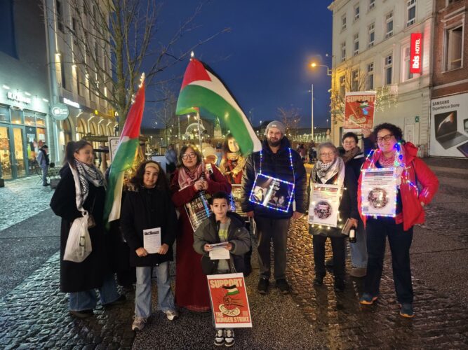 Action de sensibilisation dans le centre-ville de Charleroi en soutien aux grèves de la faim dans les prisons britanniques
