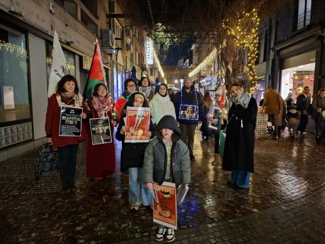 Action de sensibilisation dans le centre-ville de Charleroi en soutien aux grèves de la faim dans les prisons britanniques