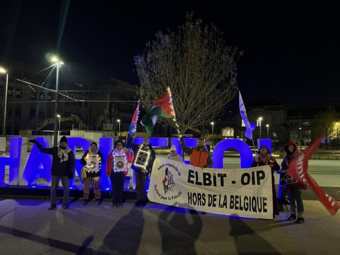 La grève de la faim de Prisoners for Palestine ou comment le temps devient punitif. Photo : action devant la gare de Charleroi Central en soutien aux grévistes de la faim et contre la présence d'Elbit Systems en Belgique