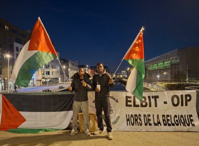 La grève de la faim de Prisoners for Palestine ou comment le temps devient punitif. Photo : action sur le pont de la Sambre à Charleroi en soutien aux grévistes de la faim et contre la présence d'Elbit Systems en Belgique