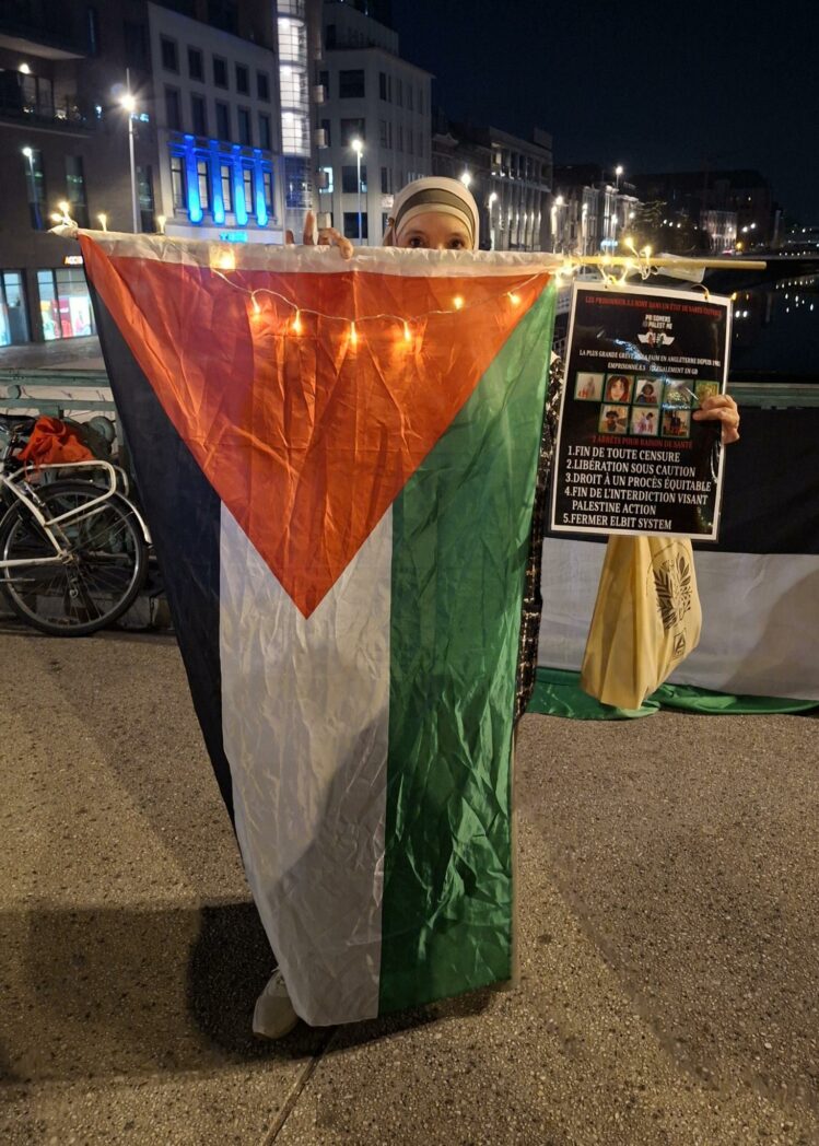 La grève de la faim de Prisoners for Palestine ou comment le temps devient punitif. Photo : action sur le pont de la Sambre à Charleroi en soutien aux grévistes de la faim.
