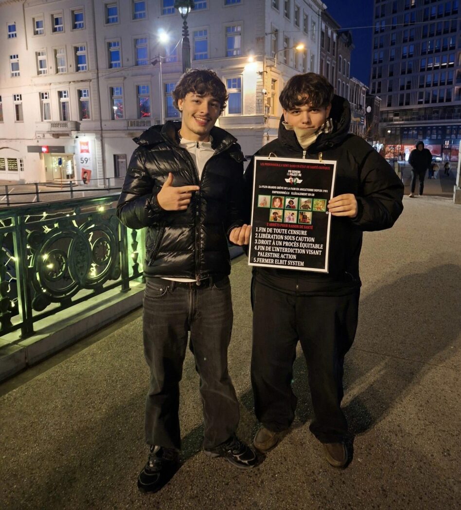La grève de la faim de Prisoners for Palestine ou comment le temps devient punitif. Photo : action sur le pont de la Sambre à Charleroi en soutien aux grévistes de la faim.