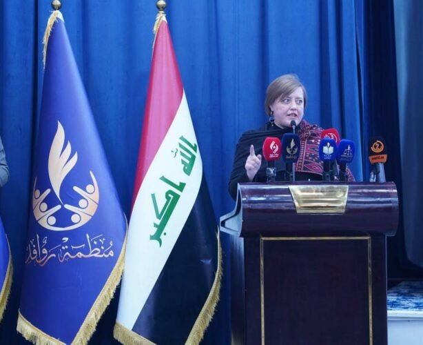 Samidoun participe à la quatrième conférence scientifique annuelle Rawafed à Bagdad, en Irak. Sur la photo : Charlotte Kates, représentant Samidoun