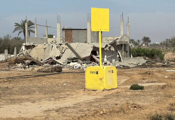 Un bloc de béton peint en jaune balise la ligne invisible qui divise Gaza et au-delà de laquelle l'armée israélienne prévient les gens qu'ils peuvent se faire tuer. (Photo : Ahmed Ibrahim / APA images)