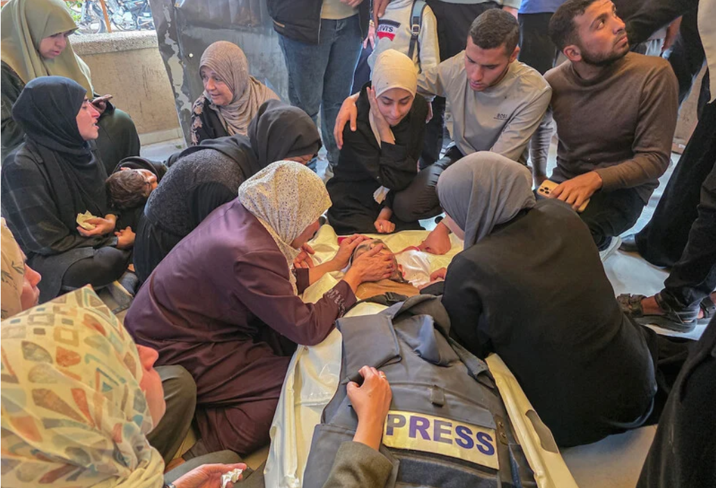 Les massacres israéliens se poursuivent au moment où un hiver rude s'abat sur Gaza. Le 2 décembre 2025, au Complexe médical Nasser à Khan Younis. Les proches du journaliste Mahmoud Wadi, ciblé et tué par une frappe de drone israélien, expriment leur douleur autour de sa dépouille. (Photo : Tariq Mohammad / APA images)