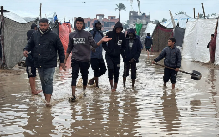 Près de 300 000 familles ne disposent pas d'abris adéquats alors qu'une tempête hivernale s'abat sur Gaza.