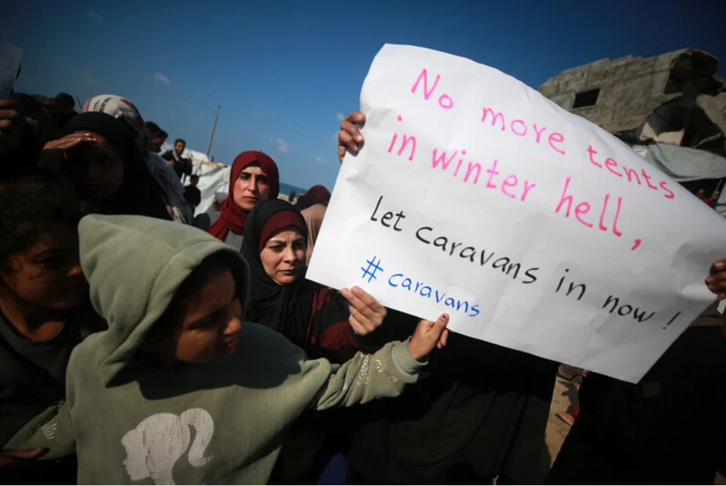 Des immeubles s'effondrent sur des familles de Gaza alors que la pluie inonde les tentes. Photo : Ville de Gaza, 17 décembre 2025. Des Palestiniens déplacés demandent que s'accélèrent les efforts de reconstruction et l'entrée des maisons mobiles préfabriquées censées remplacer les tentes, insuffisantes pour protéger les gens des rudes conditions hivernales. 