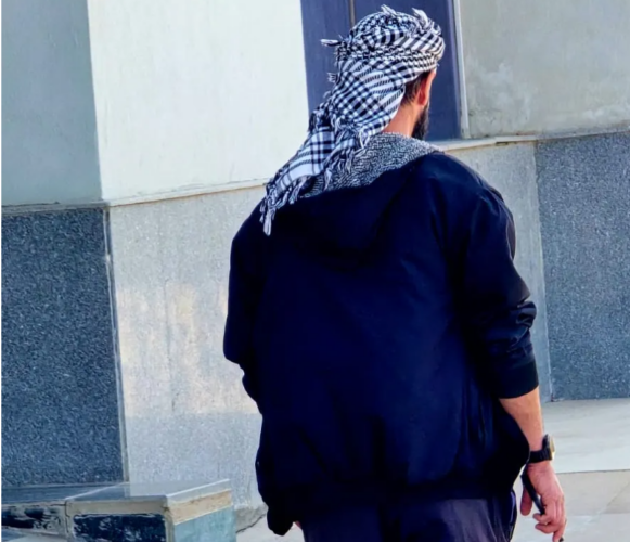 Les prisonniers palestiniens libérés au Caire. Photo : Un prisonnier palestinien libéré déambulant à proximité de l'hôtel Tulip dans la partie orientale du Caire