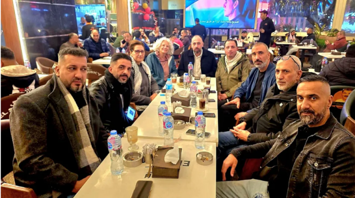 Les Palestiniens libérés au Caire. Photo : Jaldia Abu Bakra et moi en compagnie de prisonniers libérés – entre autres : Mohammad Nayef Abu Rabia, de Tulkarem ; Raed Abdel-Jaliln de Naplouse ; Rami Nour, de Naplouse ; Mansour Shreim, de Tulkarem ; Bilal Abbas, de Salfit ; Abdel-Majid Hashem, de Ramallah ; Ahmed Salim, de Salfit.&nbsp;