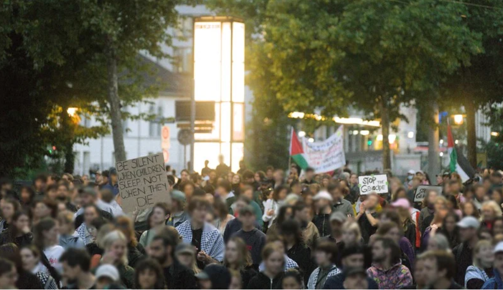 Un tribunal suisse a jugé illégale la détention d'Ali Abunimah. Photo : Le 29 juillet 2025, à Zurich, des gens manifestent contre le génocide israélien à Gaza. (Photo : kritisches fotografiekollektiv)