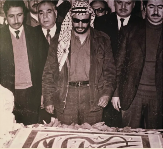 Yasser Arafat devant la tombe de Gamal Abdel Nasser — un geste de continuité entre la lutte de la Palestine et le dernier grand projet de libération collective du monde arabe.&nbsp;