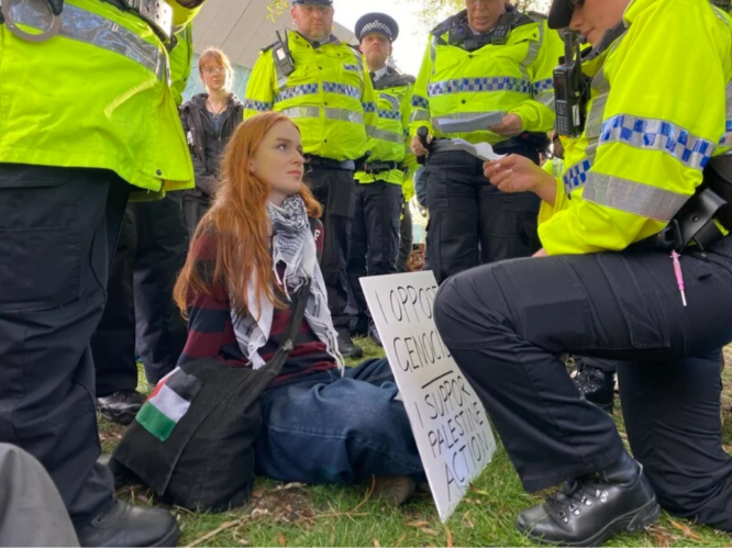 Des milliers de manifestants ont été arrêtés pour avoir brandi des pancartes exprimant leur soutien à Palestine Action. (Photo : Defend Our Juries)