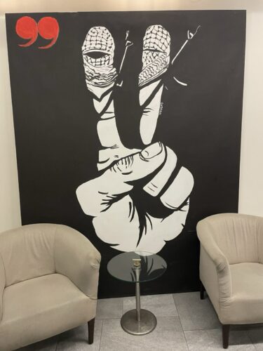 Affiche dans les locaux du journal Al-Akhbar