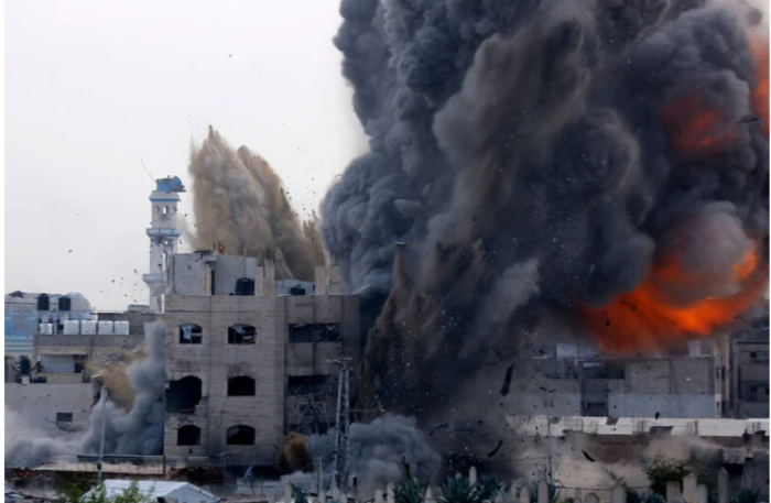 Israël continue de tuer et de blesser des Palestiniens dans la bande de Gaza après 125 jours de cessez-le-feu bidon. Photo :6 février 2025. Les avions de combat israéliens viennent de frapper un immeuble résidentiel de trois étages dans le quartier de Zaytoun à Gaza. (Photo : Omar Ashtawy / APA images)