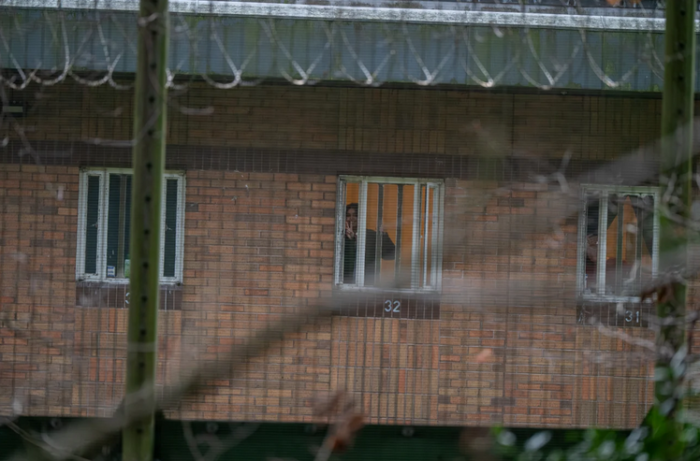 Comment les grévistes de la faim en GB ont arraché une victoire pour la Palestine. Photo : Heba Mura regarde par la fenêtre sa sa prison. (Photo via The Canary)