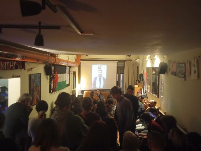 Le samedi 7 février, le prisonnier palestinien libéré Abdel-Nasser Issa, qui a passé trente (30) années dans les prisons sionistes, a pris la parole à distance lors d'un événement organisé à Héraklion (Crète). L'événement était organisé par l'Assemblée de solidarité avec le peuple palestinien.