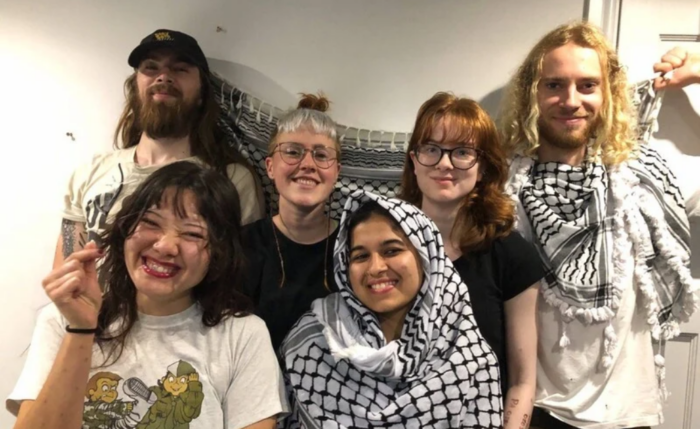 Victoire pour Palestine Action : Les « 6 de Filton » sont acquittés. Les activistes de Palestine Action, Jordan Devlin, Charlotte Head, Zoe Rogers, Samuel Corner, Leona Kamio et Fatema Zainab Rajwani posent devant la caméra à la veille de leur opération destructrice contre une usine d'armement d'Elbit en août 2024. (Photo : Filton 24 Defence Committee)