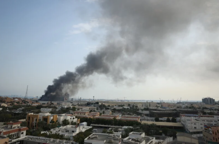 Comment les régimes arabes ont misé sur l'État génocidaire d'Israël et ont perdu. Photo : De la fumée s'élève après que l'Iran a lancé un missile visant le quartier général de la Cinquième Flotte de la marine de guerre américaine à Manama, Bahreïn, le 28 février. (Photo : Anadolu Images)