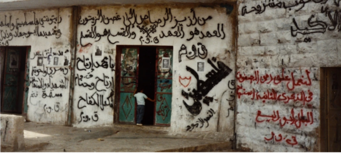 Vers une charte révolutionnaire pour une libération totale. Photo : Photographie de slogans de la Première Intifada peints à la bombe, Ramallah, 1987 – Collection Nahla Qourah – Archives numériques du Musée palestinien.