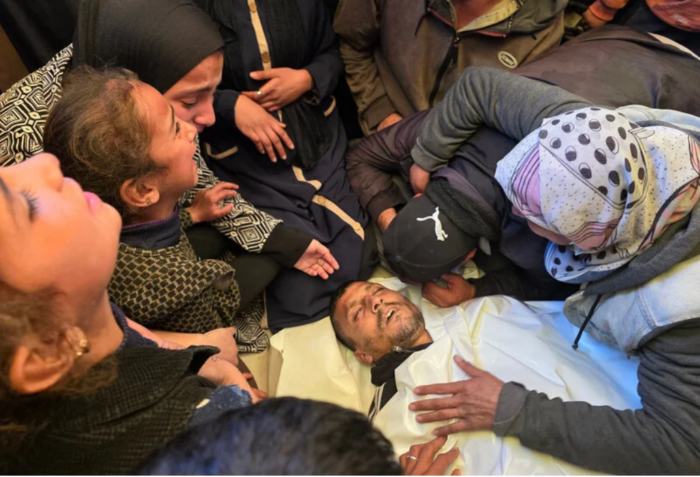 Des Palestiniens pleurent Montaser Samour, tué lors d'une attaque israélienne contre la ville de Bani Suheila, à l'est de Khan Younis, le 4 mars. 