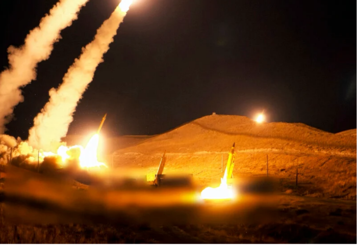 Les EU et Israël ont-ils mésestimé l'Iran ? Photo : Le 5 mars 2026, pour la première fois, les forces iraniennes lancent des missiles balistiques Khorramshahr-4 en direction d'Israël. On dit que ce missile à moyenne portée est capable de transporter une charge utile importante sur une distance allant jusqu'à 2000 km, ce qui place à leur portée Israël et les bases américaines dans la région. 