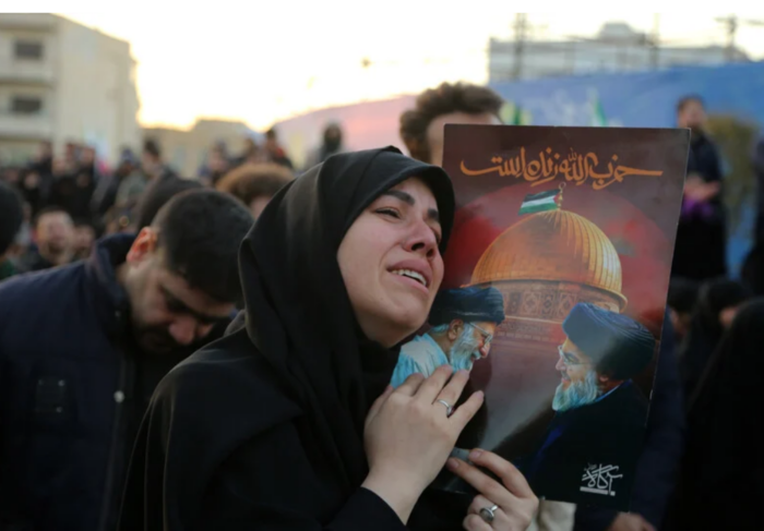 Un crime énorme contre l'Iran : Ce 1er mars, des gens se rassemblent pour pleurer l'ayatollah Ali Khamenei sur la place Enghelab à Téhéran, après confirmation que, la veille, Israël et les États-Unis ont bel et bien assassiné le dirigeant iranien. (Photo : Fatemeh Bahrami / Anadolu Images)