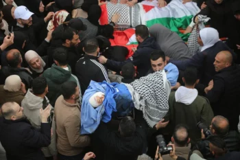Cisjordanie : Les Israéliens liquident toute une famille – puis s'en réjouissent publiquement. Photo : Les corps de quatre membres de la famille palestinienne Bani Odeh – la mère, le père et deux de leurs enfants – ont été ensevelis à Tammoun, dans le nord de la Cisjordanie. Ils ont été tués le 15 mars par des soldats israéliens alors qu'ils circulaient à bord de leur voiture. (Photo : Mohammad Nasser / APA images)