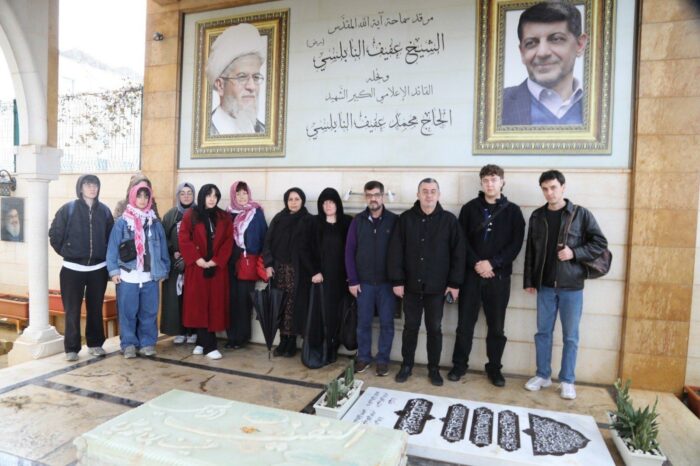 La délégation Mahmoud Farajallah se recueille auprès de la tombe de Hajj Muhammad Afif Al-Nabulsi