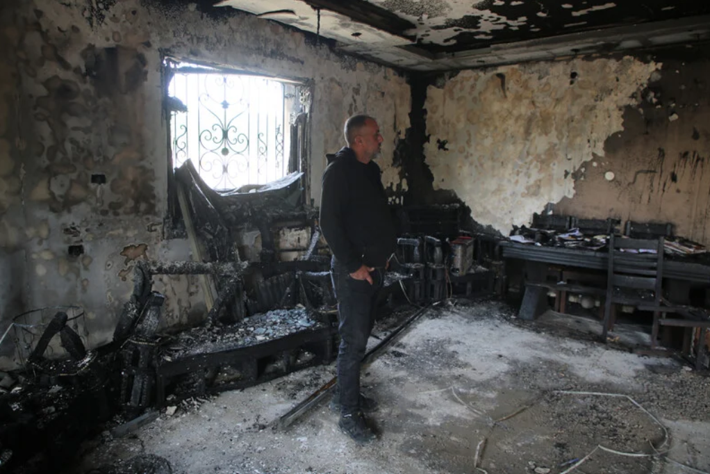 23 mars 2026. Un Palestinien examine une maison incendiée lors d'une attaque de colons juifs en Cisjordanie occupée. Au milieu de leur déchaînement, les colons ont incendié des maisons et des voitures et ont peint des slogans racistes sur les murs. 