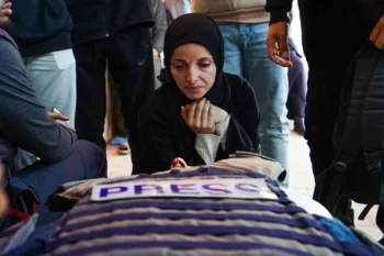 Des personnes éplorées assistent aux funérailles du journaliste d'Al Jazeera, Mohammad Wishah, tué le 8 avril par une frappe aérienne israélienne à Gaza.