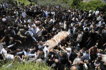 Israël tue un enfant qui ramassait du carton à Gaza. Photo : Des Palestiniens pleurent le décès d'Ibrahim al-Khayyat, un gosse tué par des soldats israéliens au cours d'un raid la veille à Hébron,en Cisjordanie occupée, le 30 avril 2026.