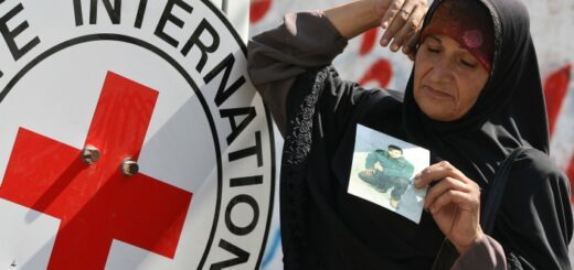 Exclure l’organisation internationale de toute rencontre avec les prisonniers s’inscrit dans la continuité directe de la politique d’isolement menée par l’ennemi à leur encontre