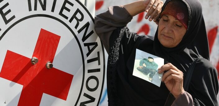 Exclure l’organisation internationale de toute rencontre avec les prisonniers s’inscrit dans la continuité directe de la politique d’isolement menée par l’ennemi à leur encontre