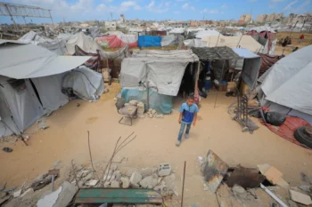 11 mai 2026. Des Palestiniens déplacés s'abritent comme ils peuvent dans des tentes délabrées, parmi les décombres des immeubles détruits de Deir al-Balah, dans le centre de Gaza
