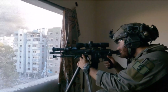 Extrait d'une prise de vue de l'Unité Fantôme téléchargée sur YouTube, montrant un membre de l'unité positionné à l'intérieur d'un immeuble à appartements de Gaza.