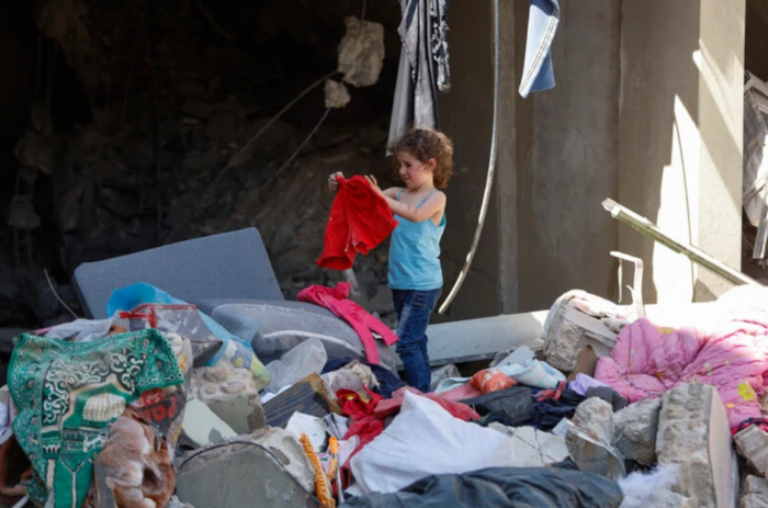 Israël essaie de couler l'accord EU-Iran après avoir perdu la guerre. Photo : Une fillette cherche des affaires personnelles parmi les ruines de la maison familiale détruite lors d'une frappe aérienne d'Israël à Kfar Reman, dans le Sud-Liban, le 18 juin.