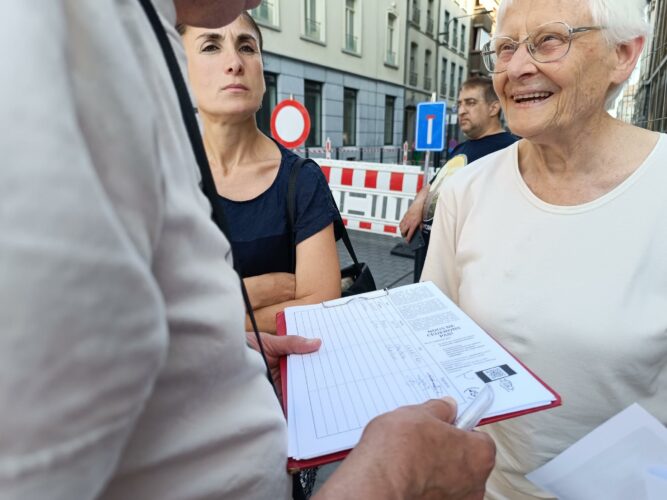Signature d'une pétition contre les sanctions administratives le lundi 22 juin devant l'Hôtel de ville de Charleroi