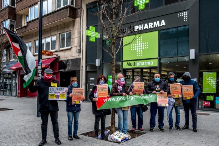 TEVA, le premier fabricant israélien de médicaments se prétend hollandais. Photos : Action pour le boycott de TEVA à Charleroi