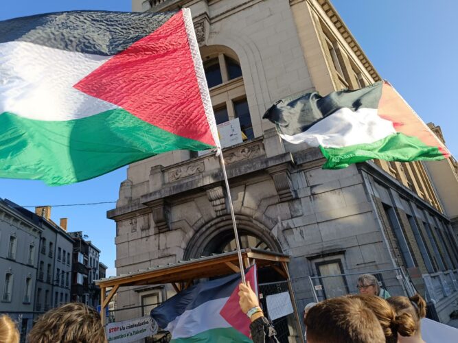Pendant une heure, les drapeaux palestiniens étaient à nouveau présents devant l'Hôtel de ville !