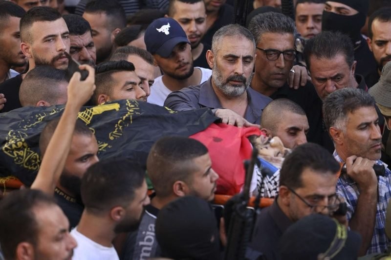 Fathi Khazem, faisant ses adieux à son fils martyr, Abdul-rahman Khazem
