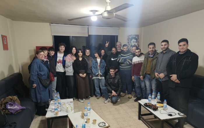 Wadih Al-Ali est la deuxième personne à droite sur la photo.