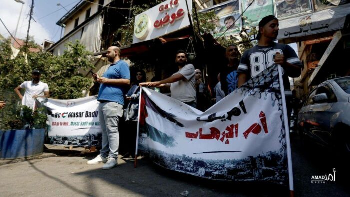 Vendredi 28 août, un rassemblement de soutien à Masar Badil et Palestine Action a été organisé dans le camp de Bourj el-Barajneh, à Beyrouth, après leur désignation comme « organisations terroristes étrangères » par l’administration Trump. Les participants ont souligné que ces décisions visaient l’ensemble du mouvement de solidarité avec la Palestine. Ils ont également rappelé que ces sanctions avaient pour objectif d’affaiblir le mouvement international de soutien à la cause palestinienne et à dissuader son financement, notamment aux États-Unis et en Europe.