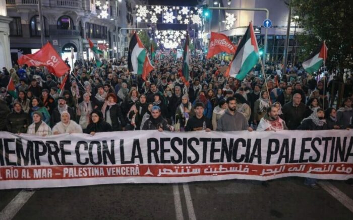 Banderole « Toujours avec la résistance palestinienne ».