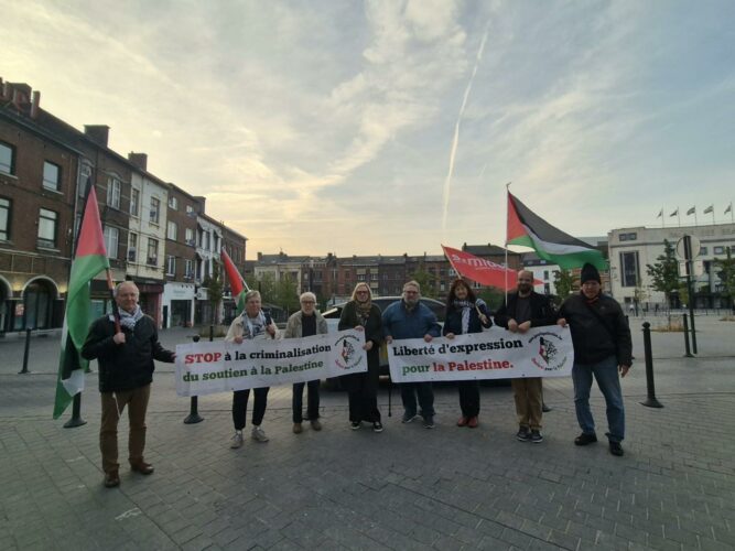 La délégation de la Plateforme Charleroi pour la Palestine avant son entrée au Conseil communal